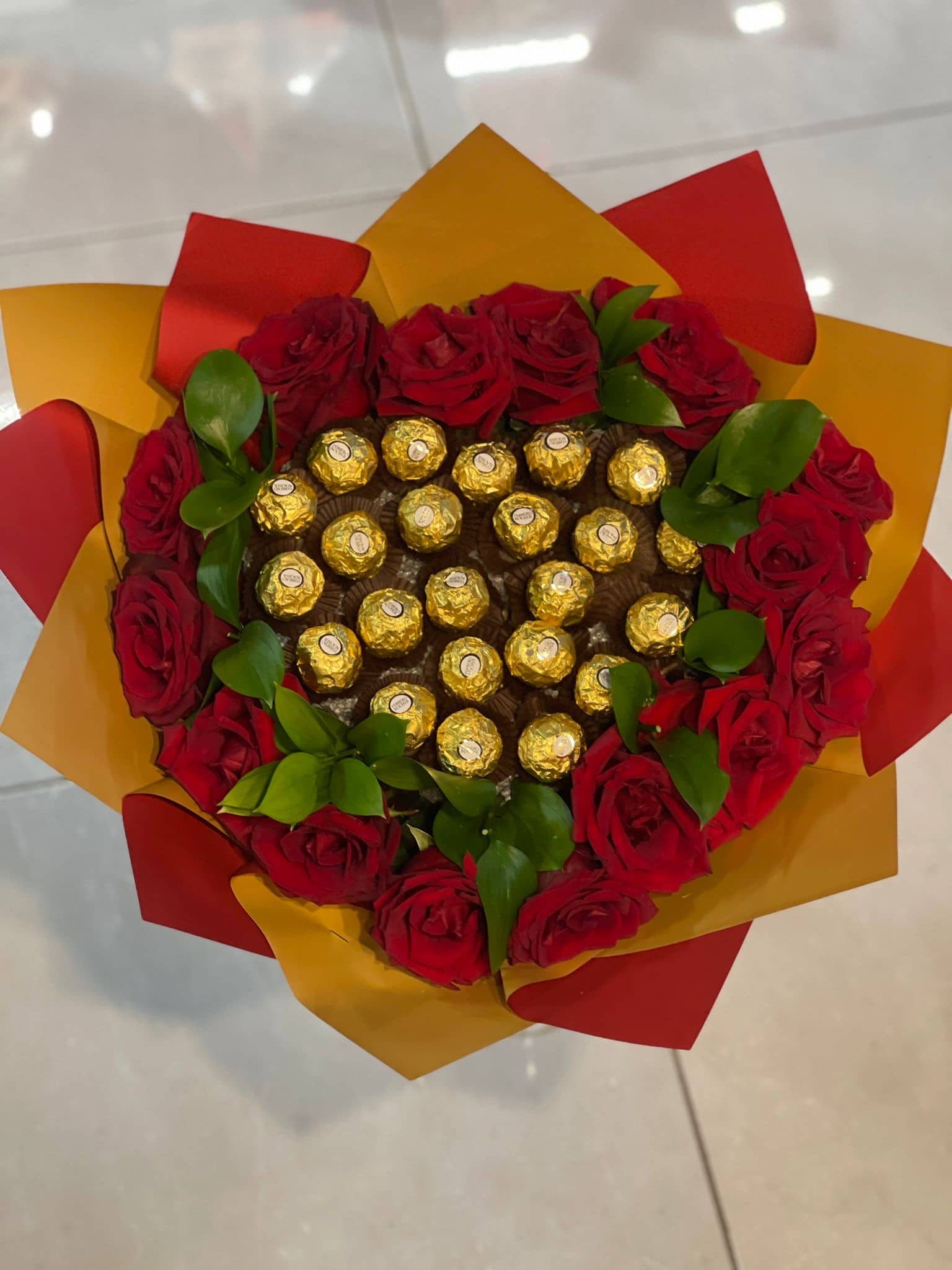 Букет из роз и конфет Ferrero Rocher