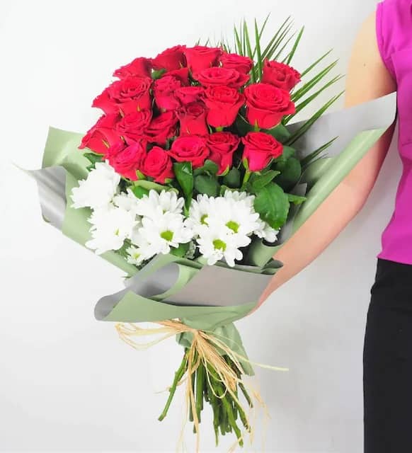 21 Red Roses & White Daisies Bouquet - Elegant - Special Green Paper Arrangement 21 Red Roses & White Daisies Bouquet - Elegant - Special Green Paper Arrangement