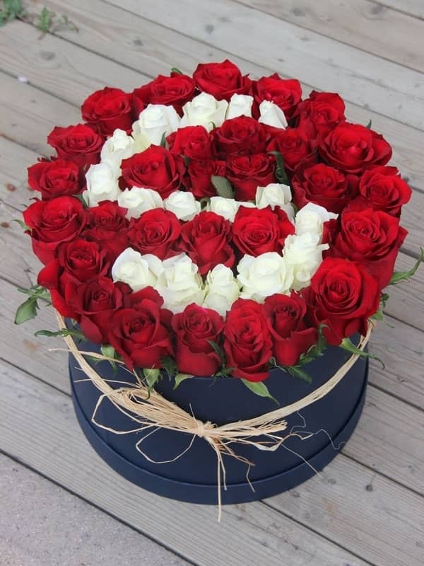 The First Letter of Love in a Box: Red and White Rose Arrangement The First Letter of Love in a Box: Red and White Rose Arrangement